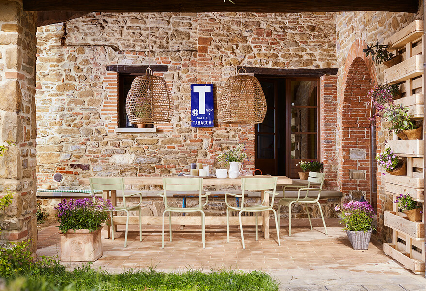 Überdachte Terrasse mit Esstisch im Ferienhaus Arco in Umbrien
