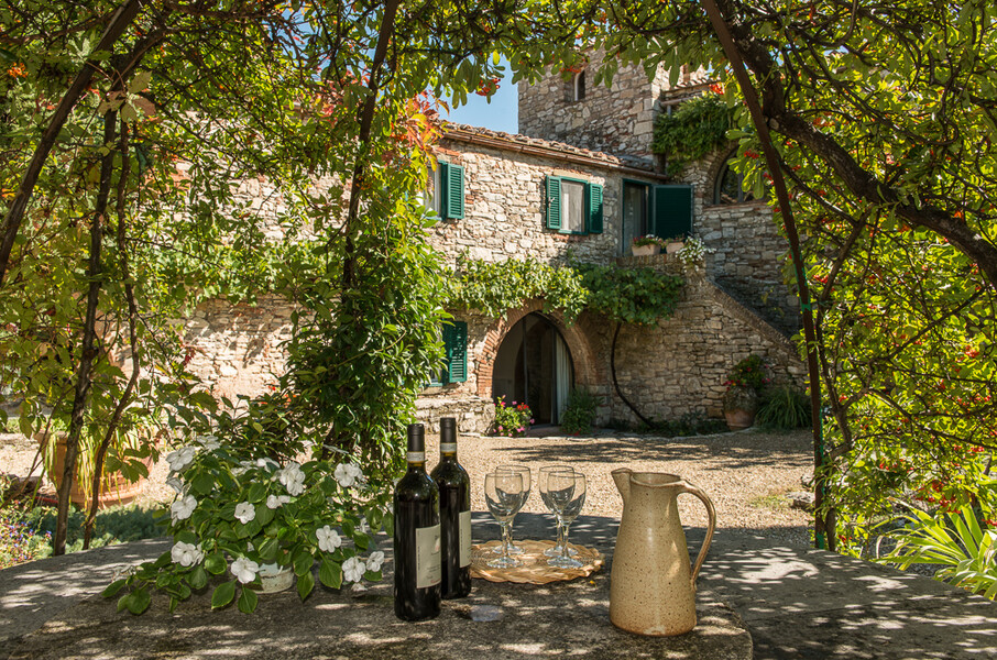 Pergola mit Tisch im Garten der Villa im Chianti Camporempoli