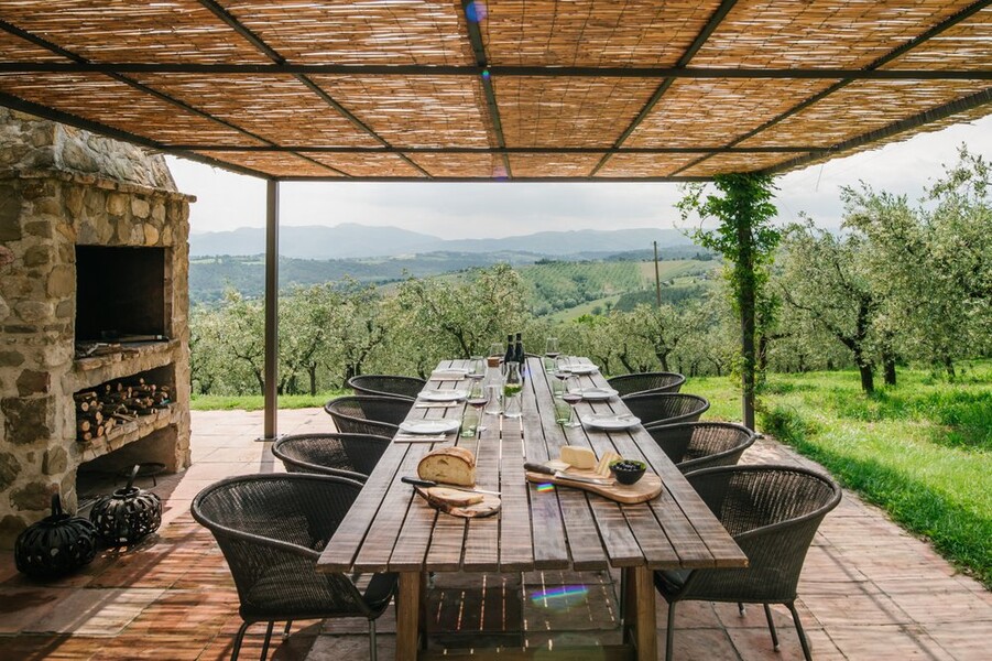 Pergola mit Aussenesstisch in der Casa Winther