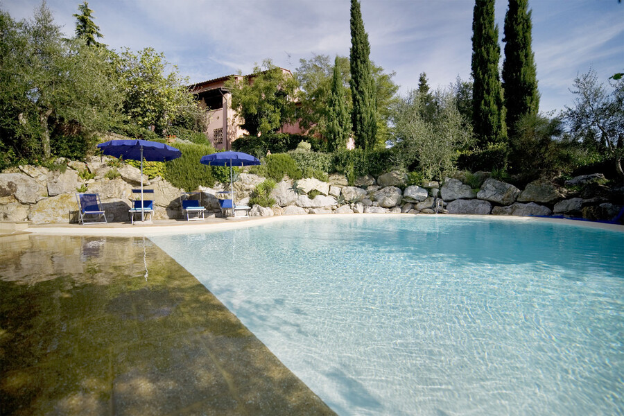 Pool zur Alleinnutzung mit Zypressen im Garten des Ferienhauses Le Rondini bei Pisa