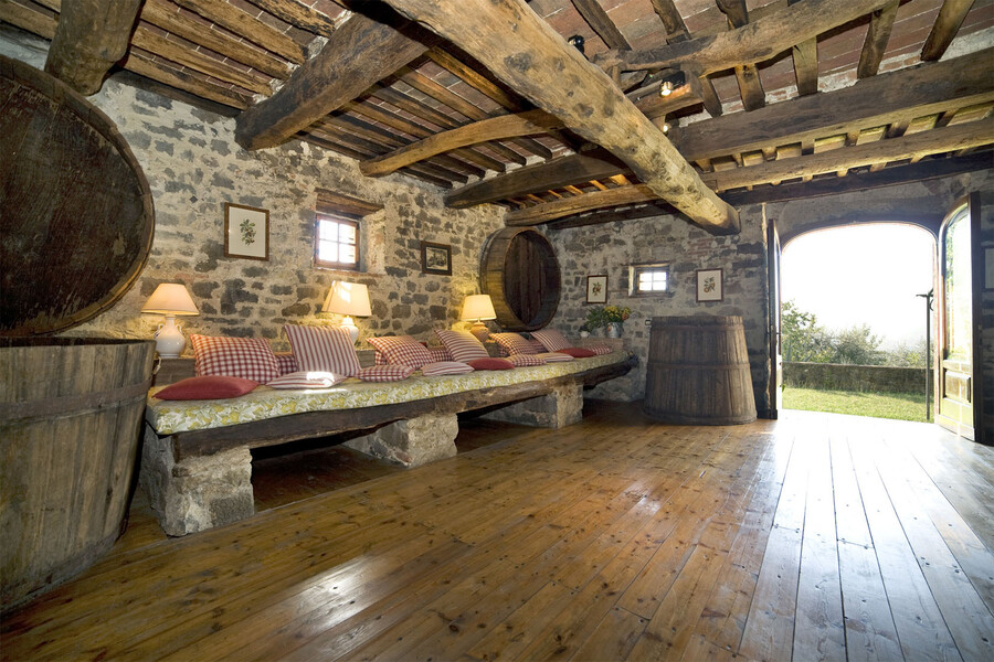 Das große Wohnzimmer des Ferienhaus Giannello ist im ehemaligen Keller integriert und besticht durch rustikalen Charme