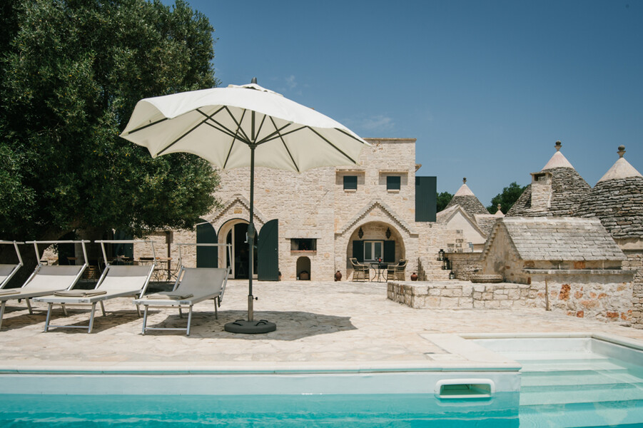 Privater Pool mit Sonnenschirm im Trullo in Apulien