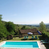 Pool des Ferienhauses Magrini mit Blick auf die Ebene von Lucca