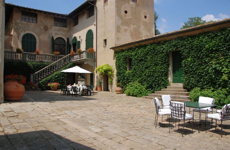 Innenhof der Villa Montelopio aus dem 16. Jahrhundert in der Toskana