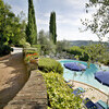 Pool mit Sonnenschirmen mit Blick auf die Toskana im Ferienhaus Le Rondini