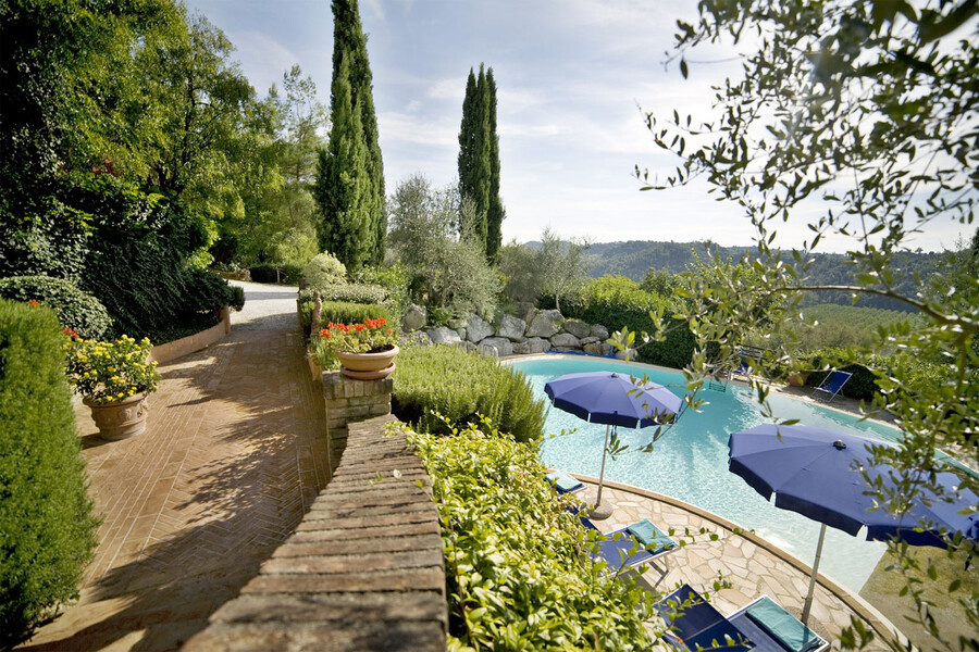 Pool mit Sonnenschirmen mit Blick auf die Toskana im Ferienhaus Le Rondini