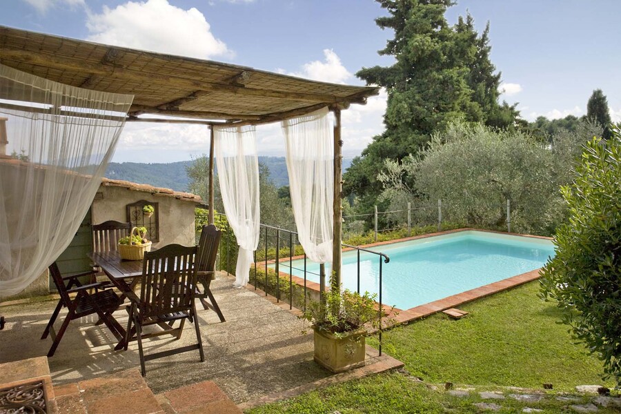 Terrasse und Pool im Garten des Ferienhaus Casa Fiora bei Lucca