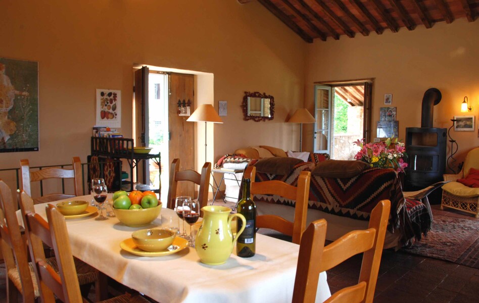 Die Ferienvilla Compignano Barn verfügt im Wohnbereich auch über einen Holzofen für gemütliche Abende