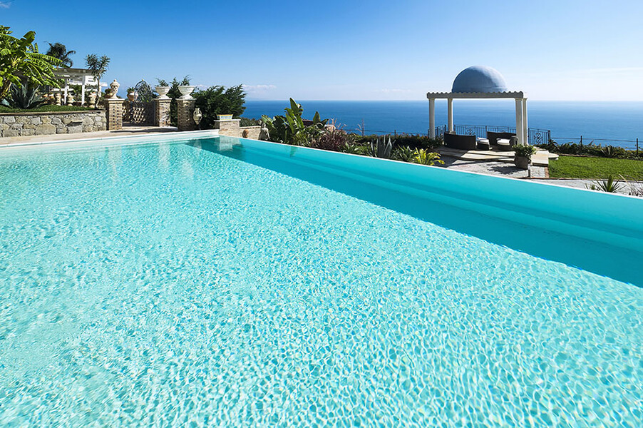 Privater Pool der Luxusvilla Buenavista bei Taormina mit Blick auf das Meer