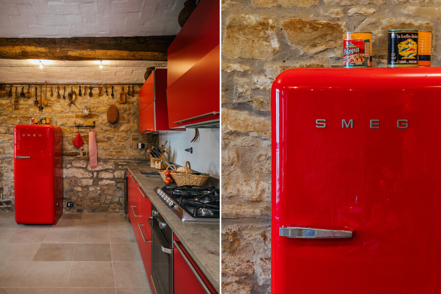Küche mit Kühlschrank Smeg im Ferienhaus Cascina delle Langhe