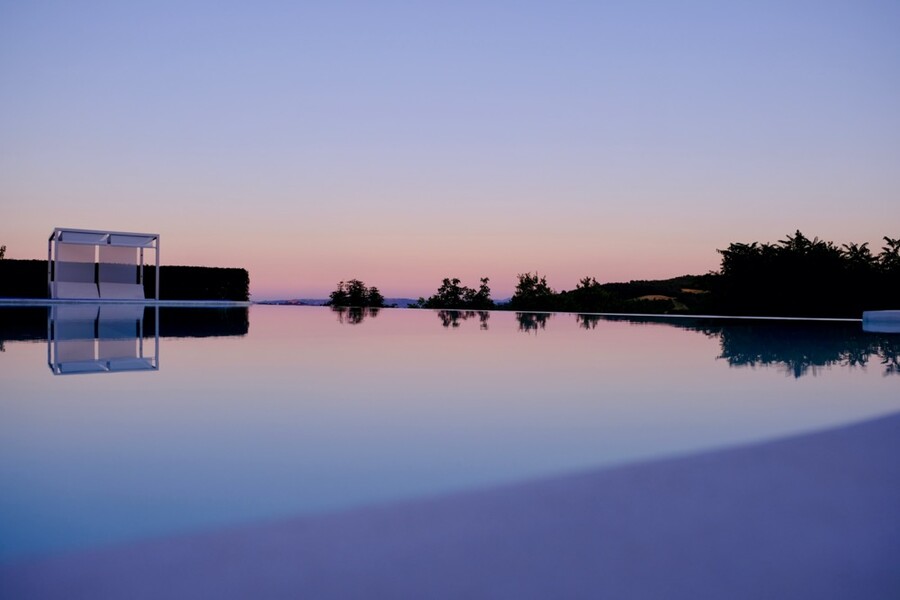 Abendstimmung am Pool des exklusiven Ferienhauses Ca Mattei in Italien