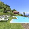 Privater Pool und Garten der Villa Falcone mit Blick auf den See