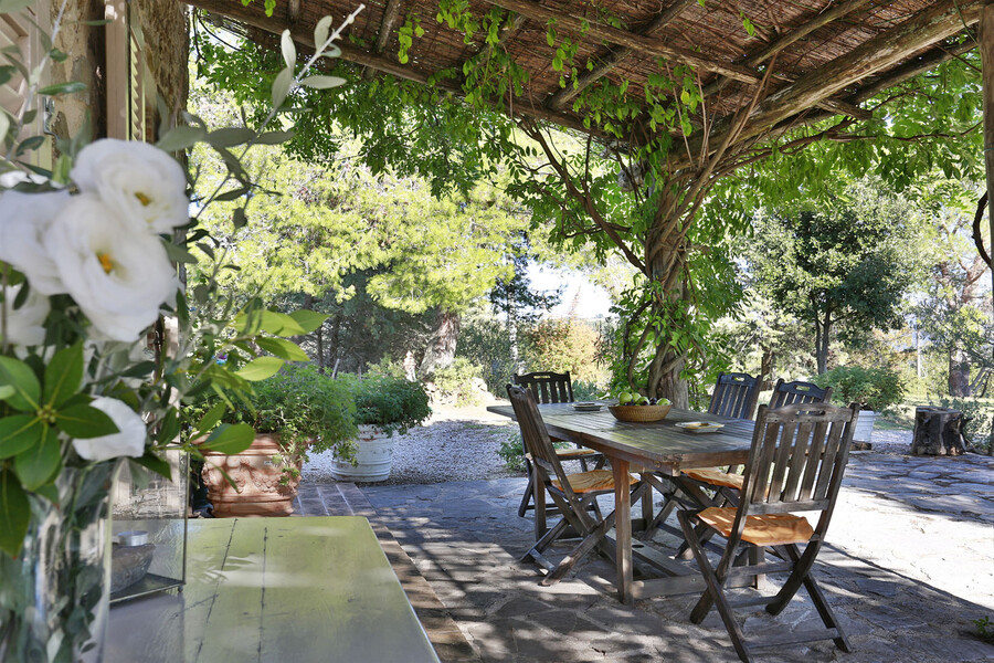 Sonnegeschützte Terrasse mit Gartentisch im Ferienhaus monte cavallo in der Maremma