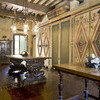 Historische Räume mit Fresken und Holzdecken in der villa di montelopio bei Pisa