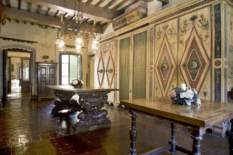 Historische Räume mit Fresken und Holzdecken in der villa di montelopio bei Pisa