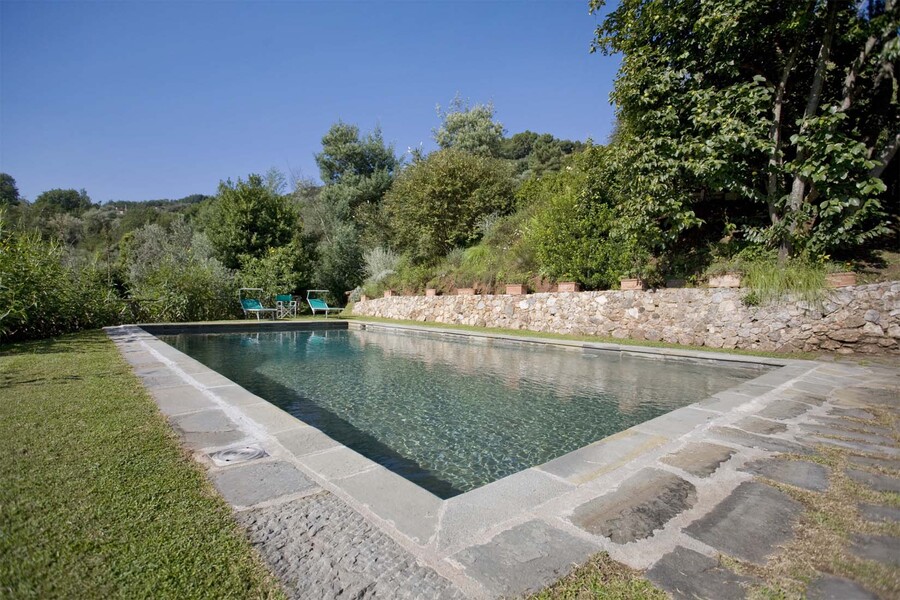 Privater Pool inmitten von Bäumen im Ferienhaus Bottino in Lucca