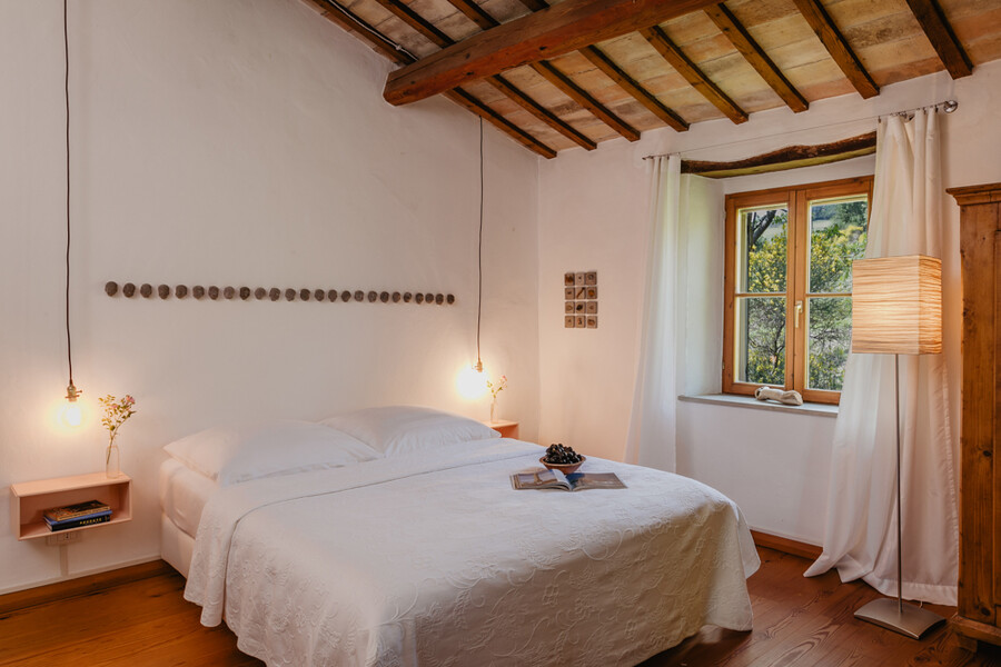 Schlafzimmer mit individueller Einrichtung in der Casa Sorbolongo