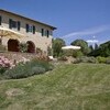 Ferienhaus in der Toskana mit Terrasse und Sonnenschirm im Garten