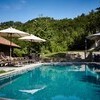 Privater Pool mit Sonnenschirmen und Liegen im Ferienhaus im Piemont