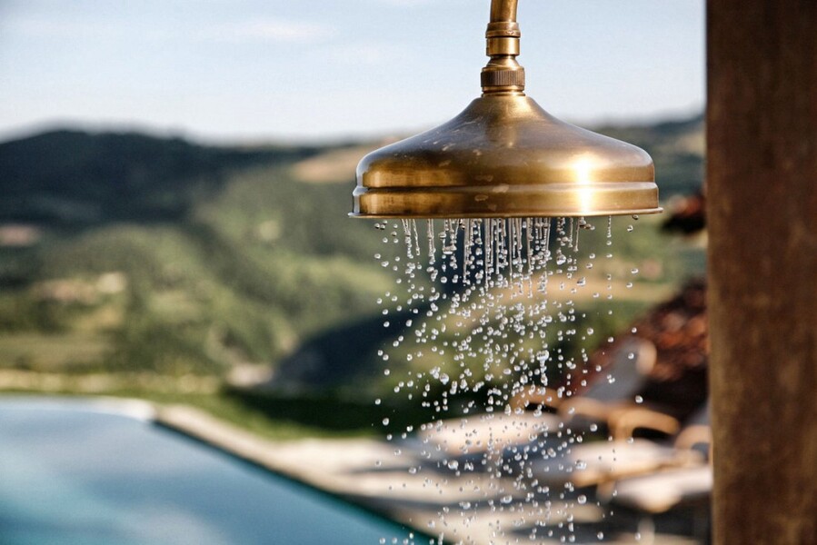 Aussendusche und Pool zur Alleinnutzung im Ferienhaus im Piemont