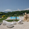 Poolbereich des Ferienhaus La Melusina in den Marken mit Blick auf die Apenninen
