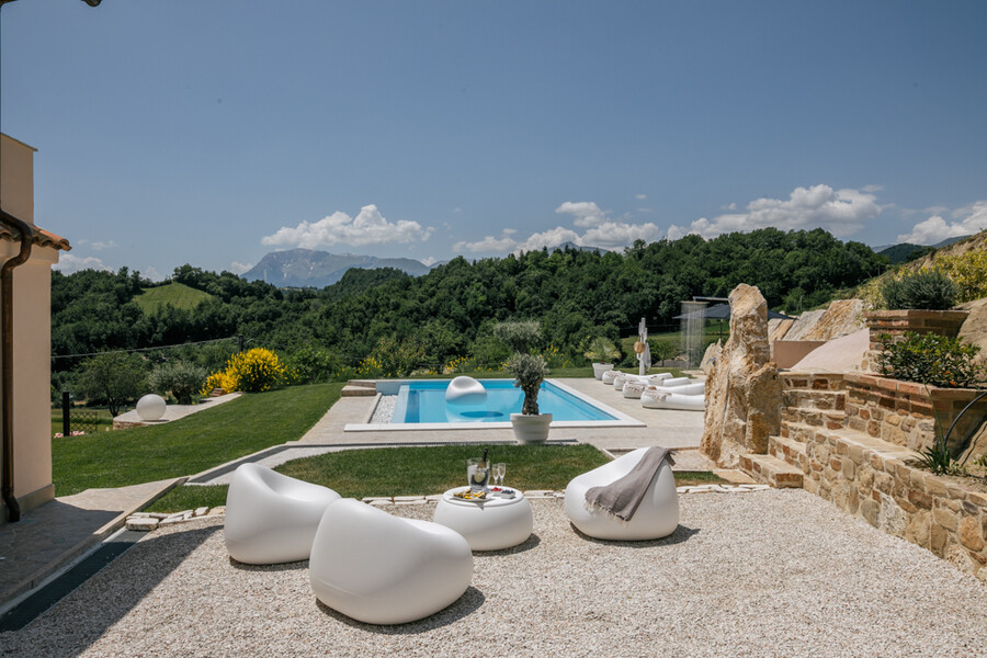 Poolbereich des Ferienhaus La Melusina in den Marken mit Blick auf die Apenninen