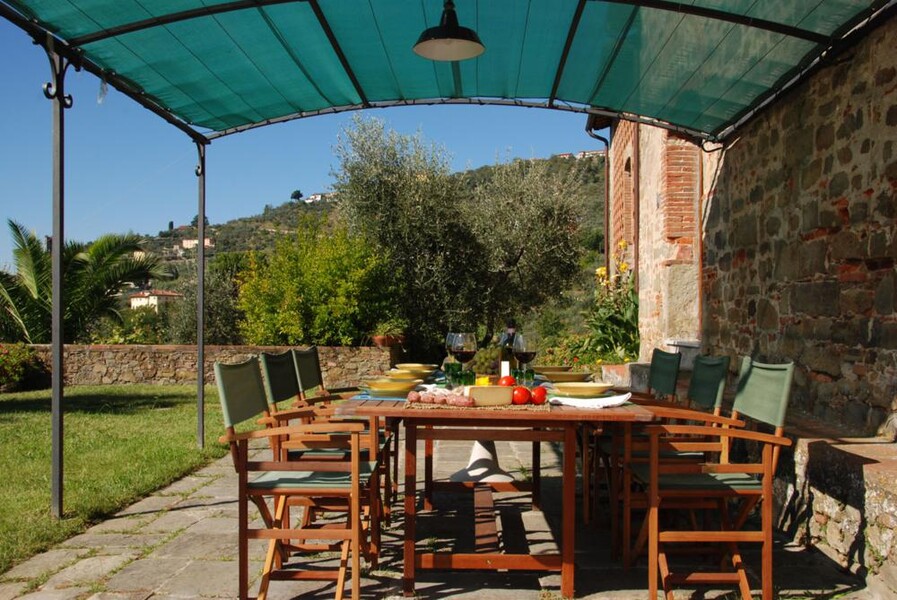 Eine große Terrasse mit Essplatz befindet sich auf der Frontseite des Ferienhaus Giannello