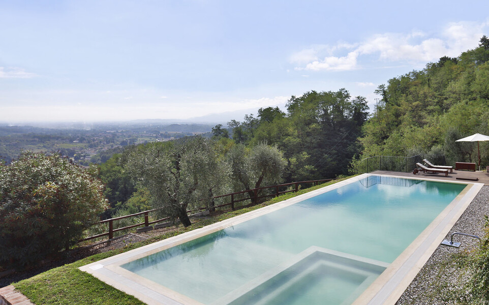 Private pool in the holiday home in Tuscayn with view over Lucca