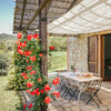 Veranda mit Rosen und Sonnensegel vor der Casa Campori in Umbrien