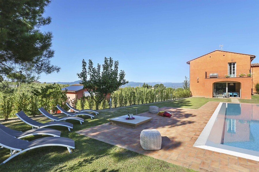 Privater Pool mit Sonnenliegen im kürzlich rerstaurierten Ferienhaus bei Lucca