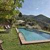 Privater Pool mit Liegestühlen und Blick vom Ferienhaus auf die Berge um Lucca und Pisa