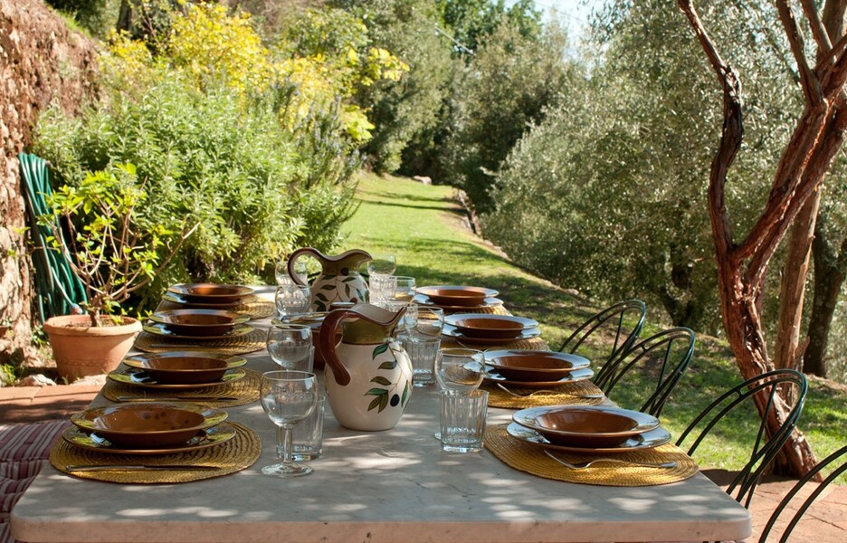 Pergola mit gedecktem Tisch im Ferienhaus Damiano in Lucca