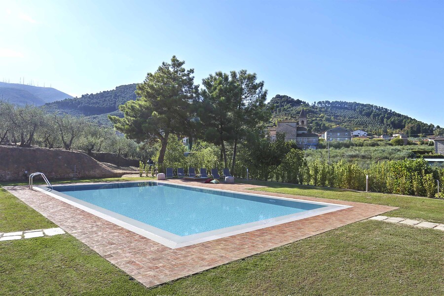 Pool im Garten des Ferienhaus Uva in der Toskana mit Blick auf die grünen Hügel