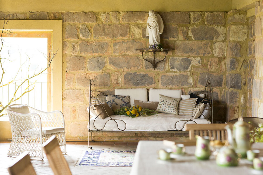 Sofas in der Loggia im Ferienhaus Cascina Monferrato