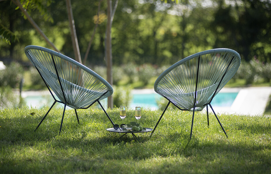 2 moderne Gartenstühle mit Blick auf den privaten Pool Casa delle Marche
