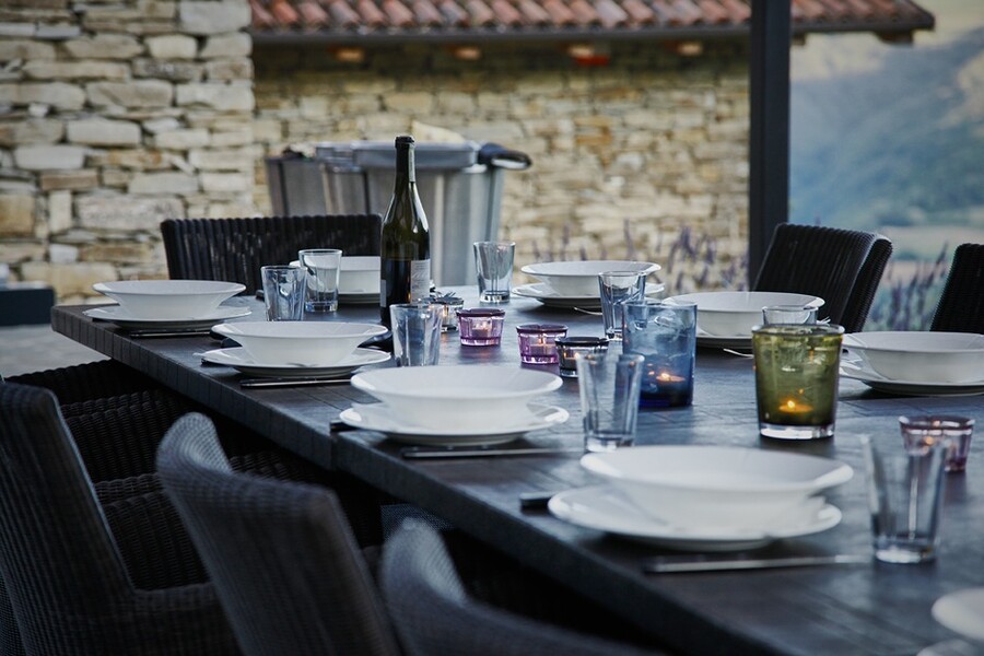 Gedeckter Tisch im Garten der Villa dell Orso im Piemont