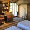 Doppelbettzimmer der Ferienvilla Compignano Barn mit gemütlichen Sesseln und eigenem Zugang nach draußen