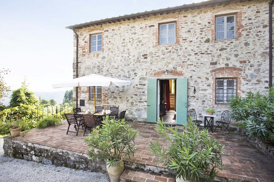 Steinhaus casa fiora in der Toskana mit Terrasse und einem Aussentisch