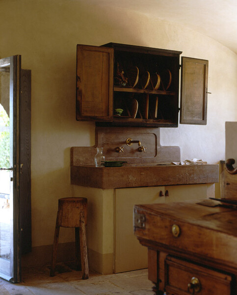Die Küche verbindet ein rustikales Aussehen mit modernster Technik