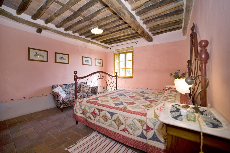 Drei der Vier Schlafzimmer der Ferienvilla Giannello sind mit einem Doppellbett ausgestattet