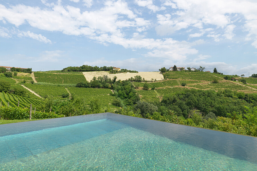 Überlauf-Pool mit Blick auf die Weinberge im Piemont von der Casa Moscata