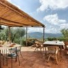 Pergola mit Aussentisch im Ferienhaus Damiano bei Lucca