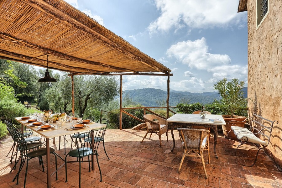 Pergola mit Aussentisch im Ferienhaus Damiano bei Lucca