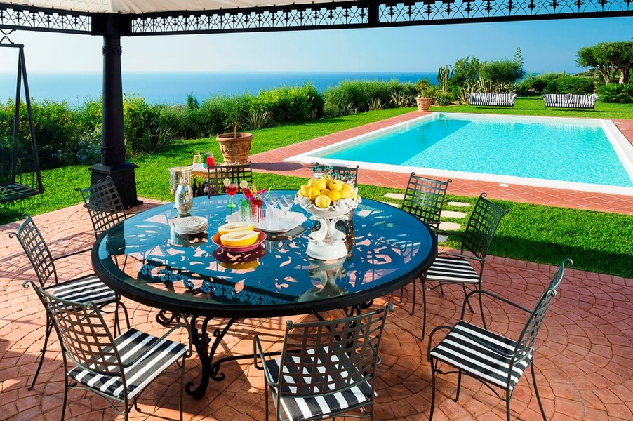 Pavillon mit Tisch und Pool im Garten der Villa Estella in Norden von Sizilien