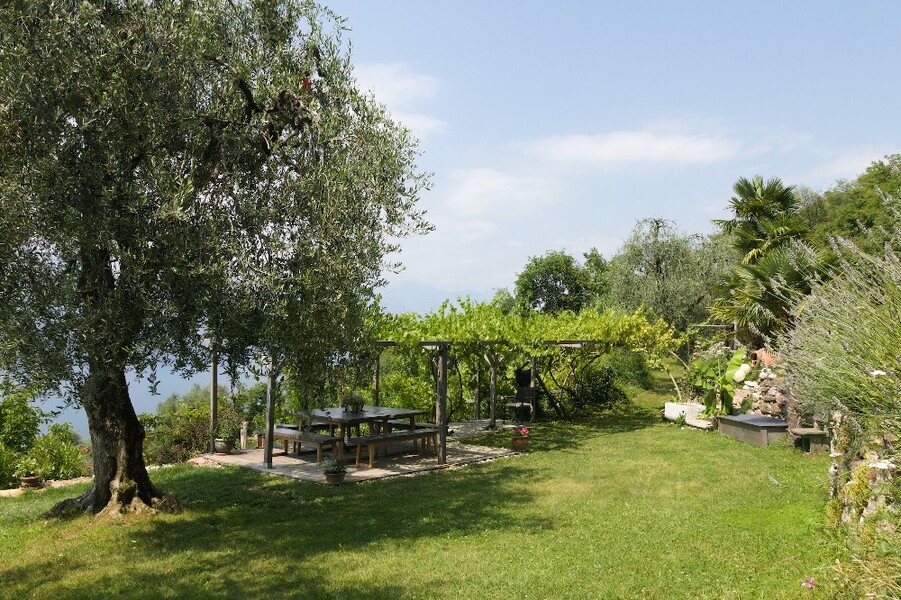 VillaCastelletto naturalpond MH small  0440