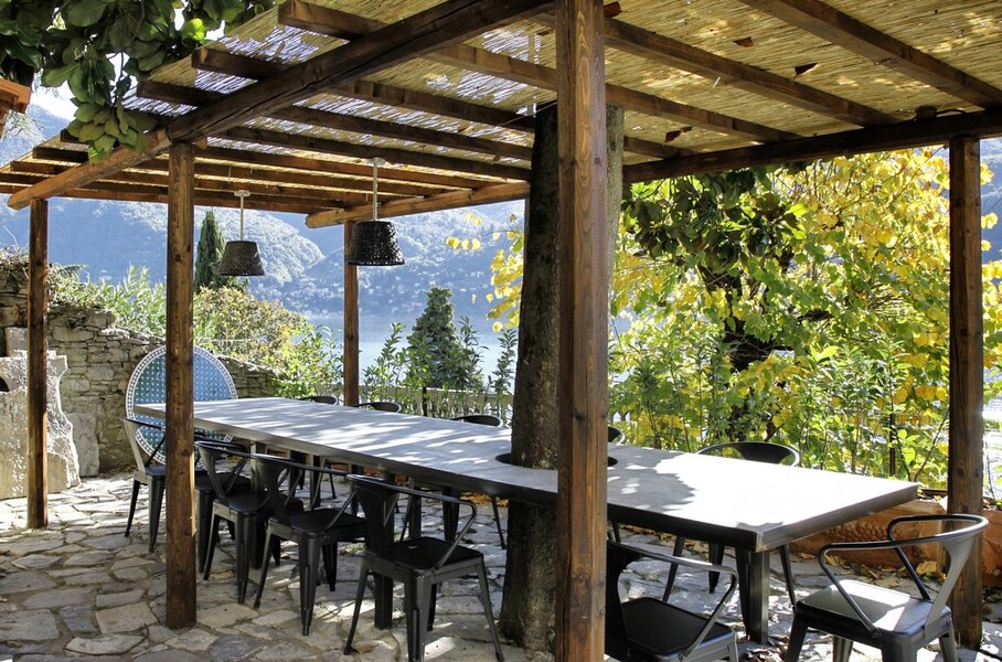 Esstisch unter einer Pergola im Garten der Villa Crotto am Comersee