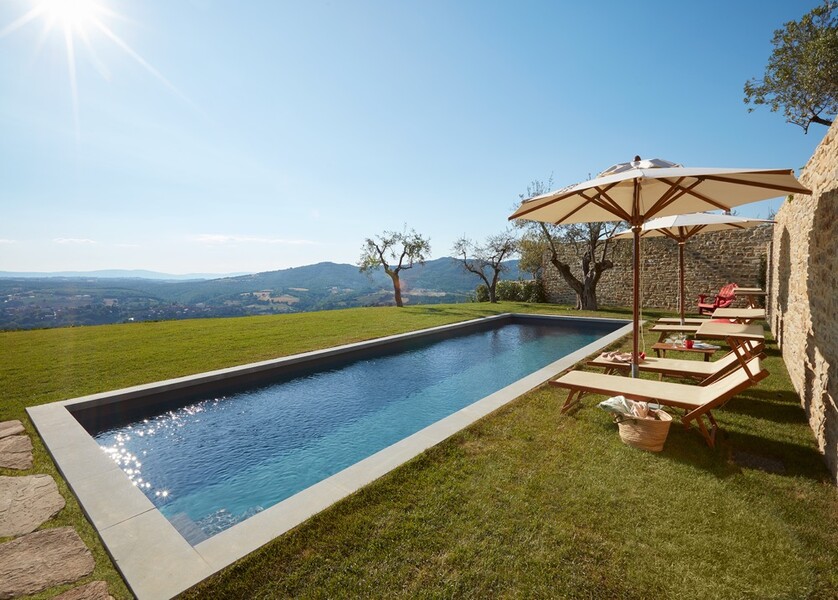 Privater Pool mit Rasen im Ferienhaus Arco in Italien