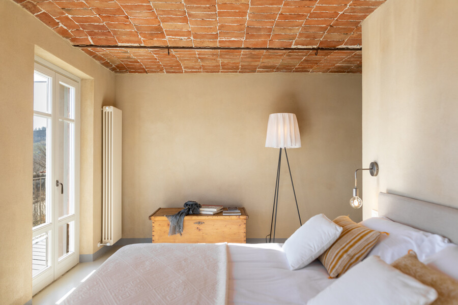 Exklusives Schlafzimmer in der Villa Casa Moscata im Piemont