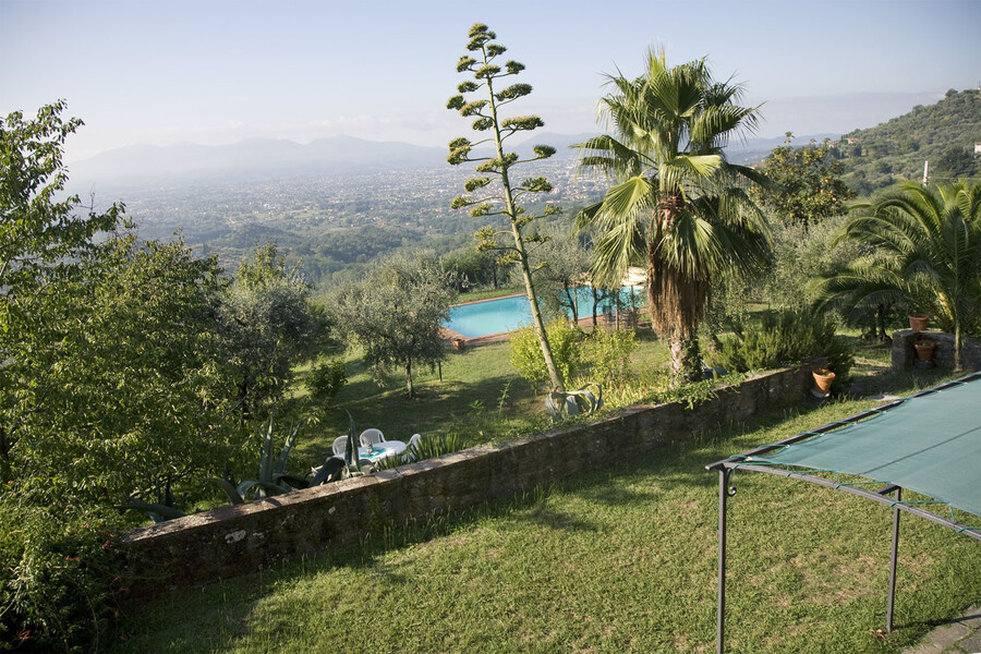 Von der Ferienvilla Giannello genießen Sie einen herrlichen Fernblick bis nach Lucca