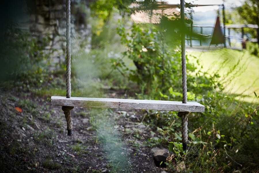 Schaukel im Garten der Villa dell Orso im Piemont